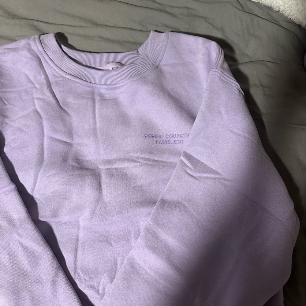 Comfrt Lavender Sweatshirt NWT - Picture 3 of 5